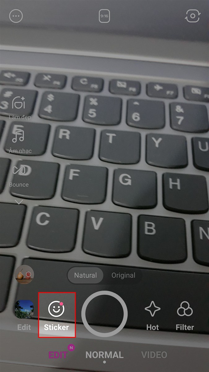 Mở ứng dụng B612, chọn Sticker