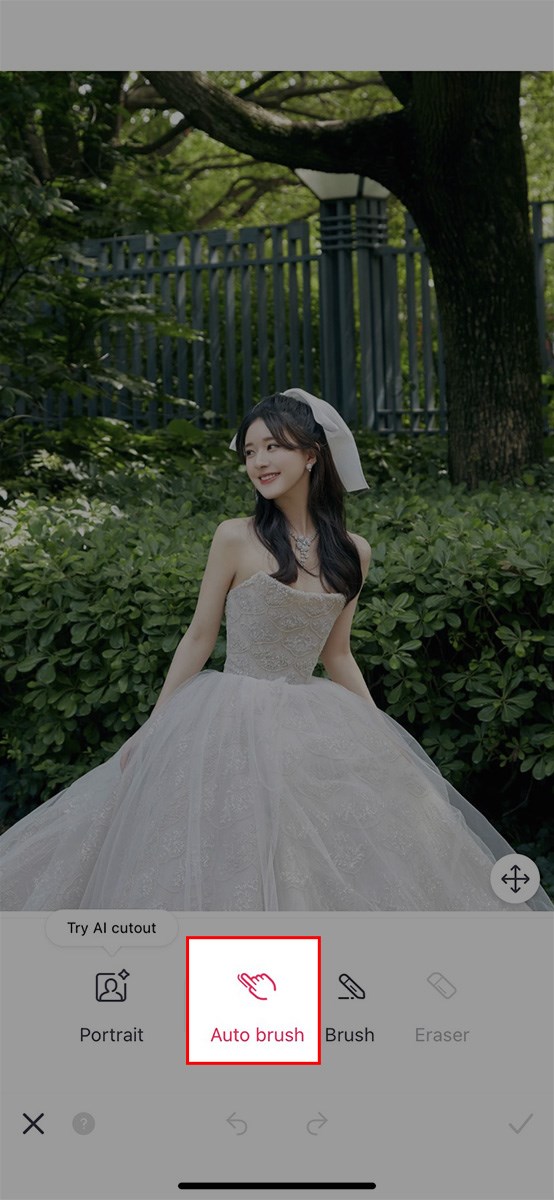 Chọn Auto bursh > D&ugrave;ng ng&oacute;n tay qu&eacute;t chọn v&ugrave;ng ảnh muốn cắt