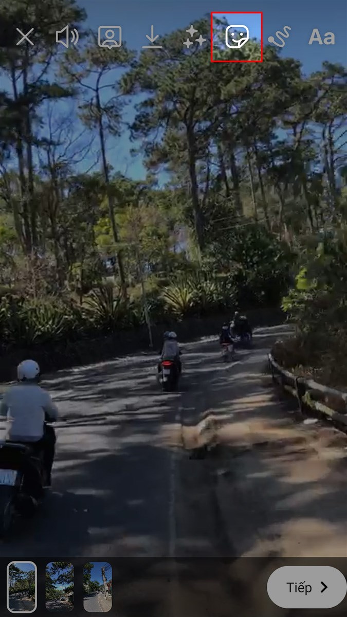 Chọn video mà bạn muốn video có chữ chạy theo lời bài hát > Chọn biểu tượng nhãn dán Chọn video mà bạn muốn video có chữ chạy theo lời bài hát > Chọn biểu tượng nhãn dán