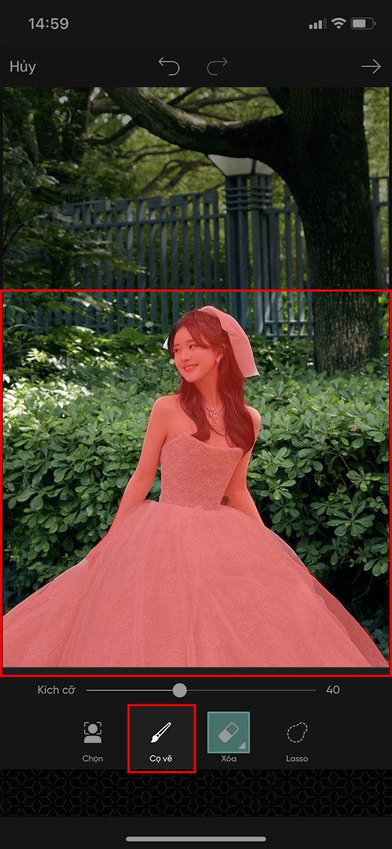 Chọn Cọ vẽ > Tiến h&agrave;nh qu&eacute;t chọn phần ảnh muốn cắt