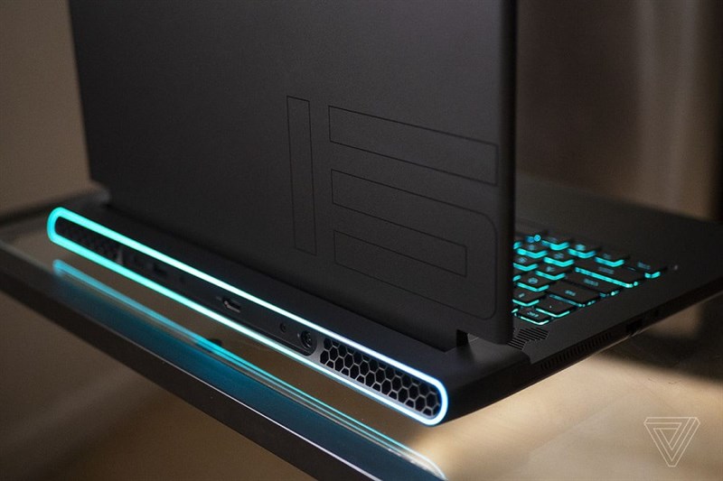 Đ&egrave;n m&agrave;u nổi bật của laptop Dell Alienware Gaming M15 R6 (P109F001BBL)