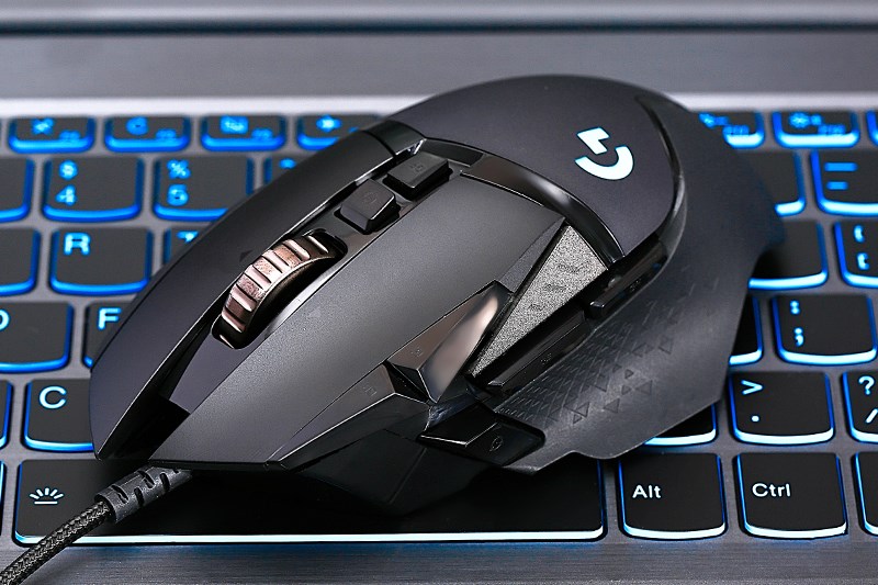 Vẻ ngo&agrave;i hầm hố c&ugrave;ng c&aacute;c ph&iacute;m bấm chức năng được t&iacute;ch hợp