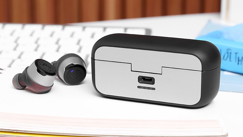 Tai nghe Bluetooth True Wireless JBL REFFLOW Đen được trang bị cổng sạc Micro USB
