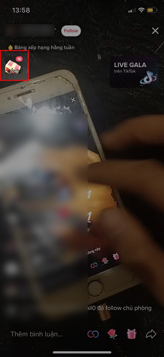 Mở ứng dụng TikTok, chọn livestream có biểu tượng chiếc rương Mở ứng dụng TikTok, chọn livestream có biểu tượng chiếc rương