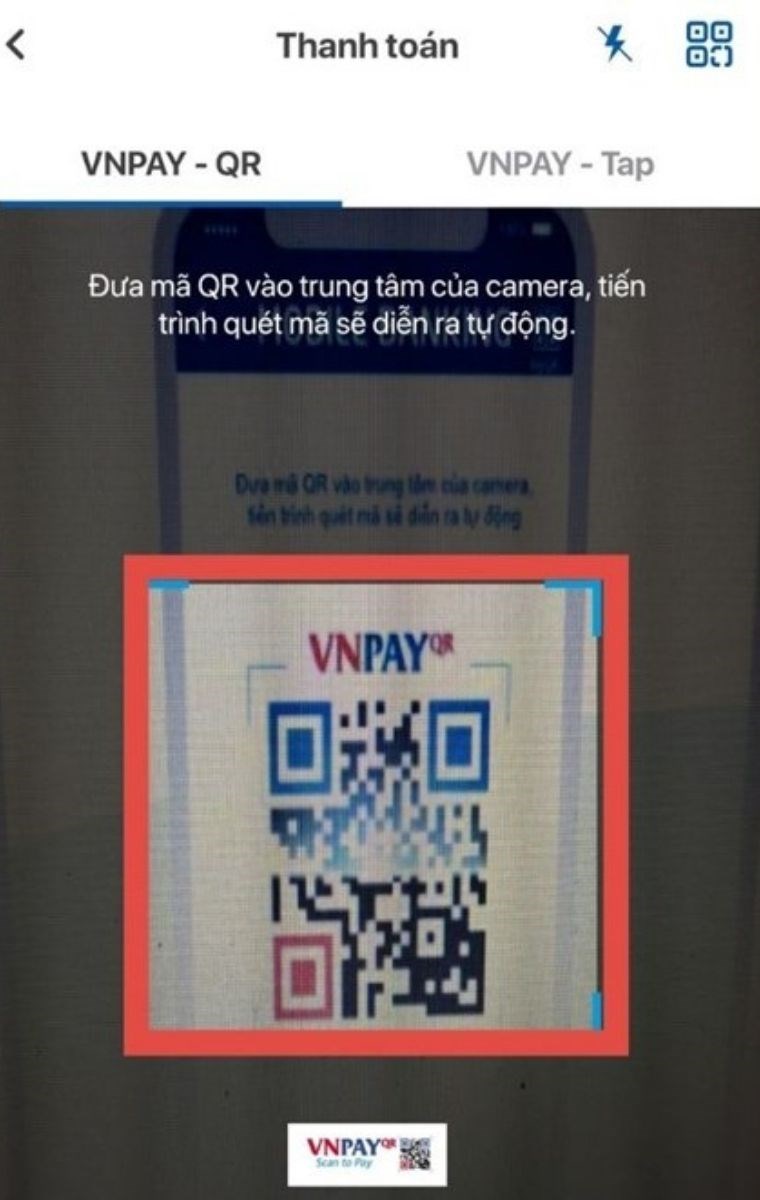 Di chuyển camera cho mã QR nằm trong vùng trung tâm camera để quét