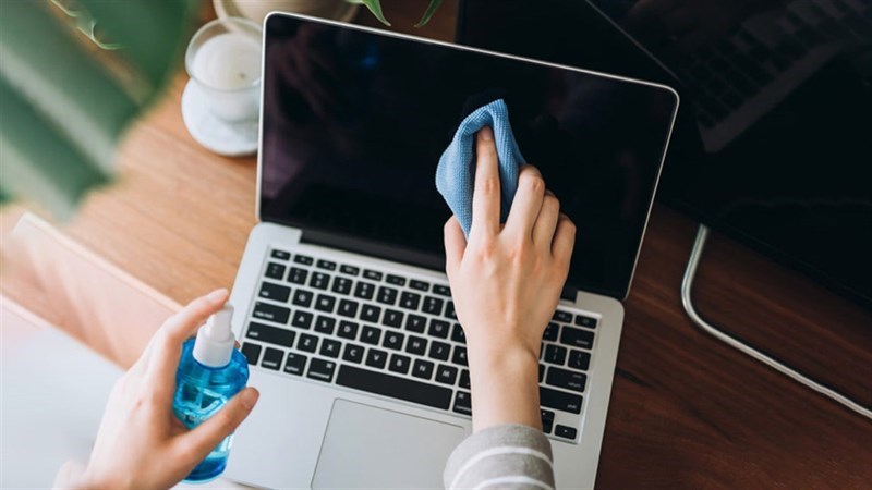 Sử dụng vải sợi nhỏ lau webcam