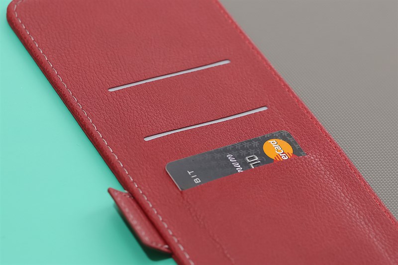 Chiếc ốp còn có ngăn nhỏ để thẻ cứng, tiền mặt và một số vật dụng cần thiết Chiếc ốp còn có ngăn nhỏ tiện lợi để thẻ cứng, tiền mặt và một số vật dụng cần thiết