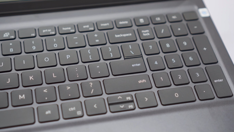 M&aacute;y sở hữu b&agrave;n ph&iacute;m rộng t&iacute;ch hợp với b&agrave;n ph&iacute;m số