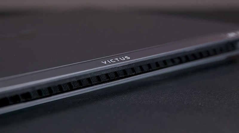 Ấn tượng với khe tho&aacute;t nhiệt d&agrave;i v&agrave; rộng gi&uacute;p m&aacute;y hoạt động ổn định