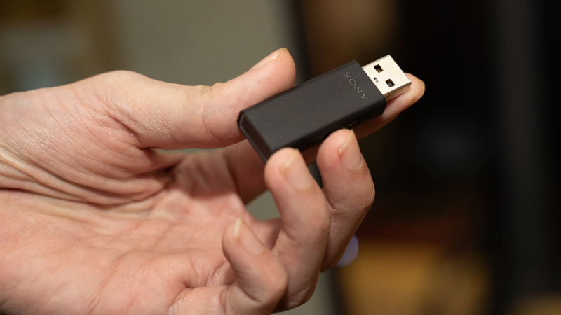 Dongle đi kèm 