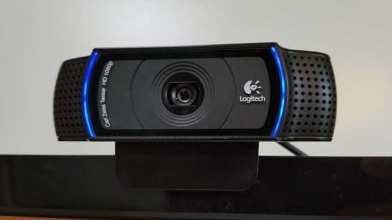 Đặt webcam trên mặt phẳng của máy tính