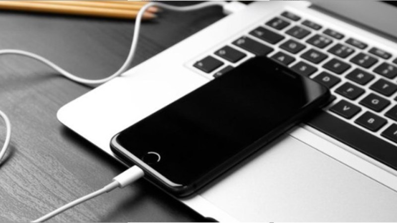 Khôi phục lại cài đặt gốc Kết nối iPhone với iTunes trên máy tính bằng dây cáp