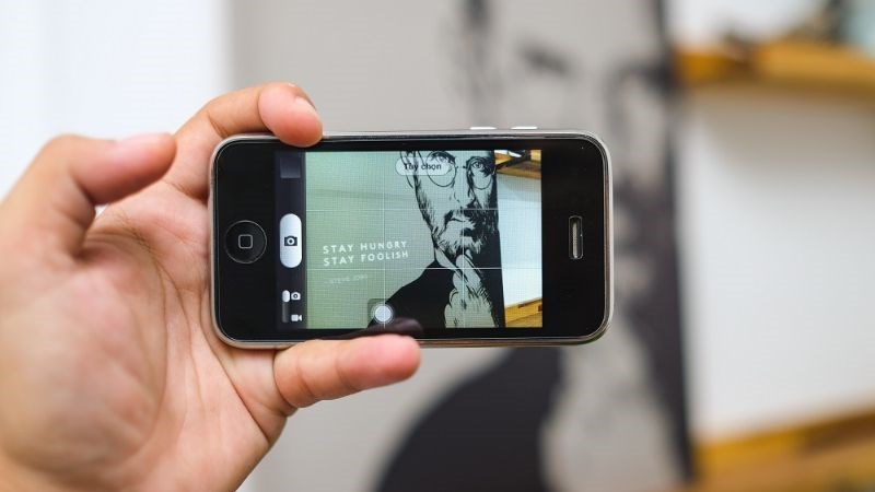 chiếc iPhone đầu ti&ecirc;n bị c&aacute;c chuy&ecirc;n gia nổi tiếng ho&agrave;i nghi