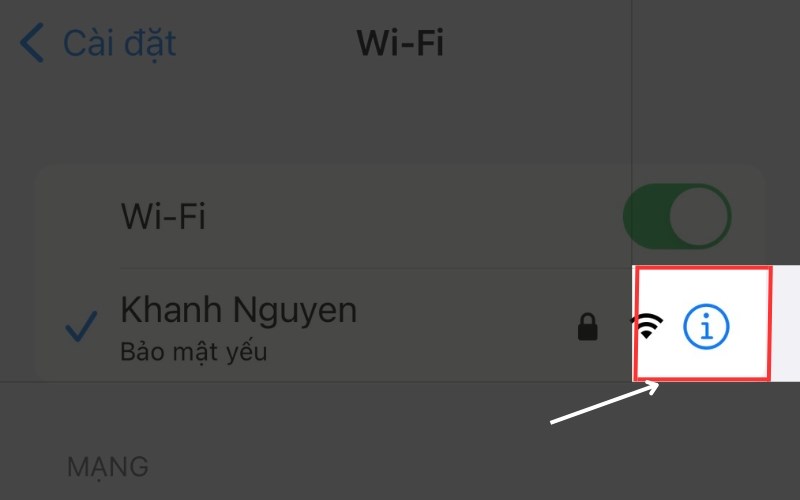 Ấn vào dấu “!” ở bên phải mạng Wi-Fi mà bạn kết nối