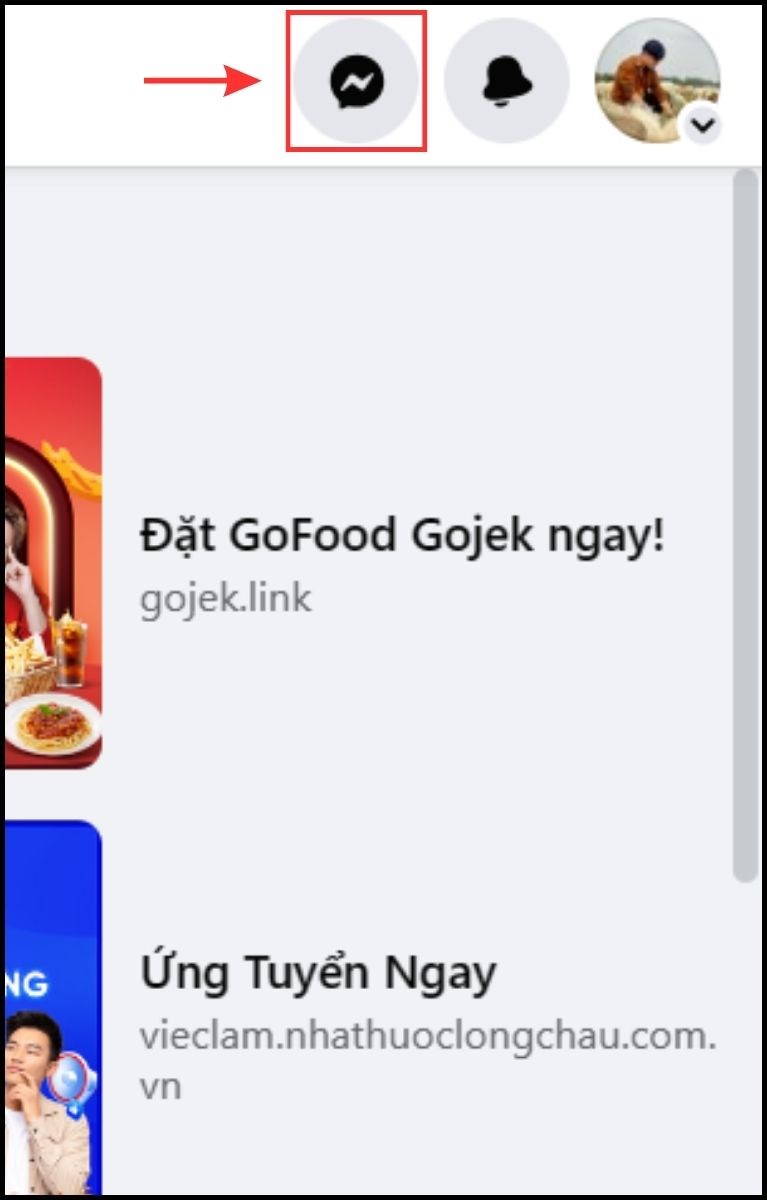 Mở Facebook và bấm vào biểu tượng Messenger