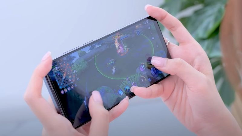 Trải nghiệm Li&ecirc;n Qu&acirc;n tr&ecirc;n chiếc điện thoại Realme 11