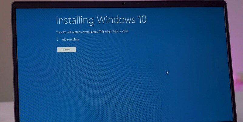 Máy tự cài lại win 10, bạn vui lòng chờ  trong quá trình này
