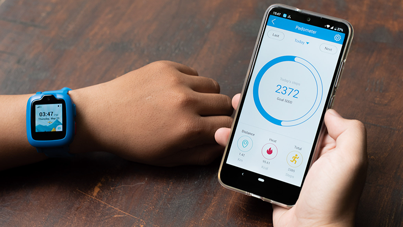 Đếm bước ch&acirc;n v&agrave; hoạt động di chuyển của b&eacute; tr&ecirc;n ứng dụng myFirstFone