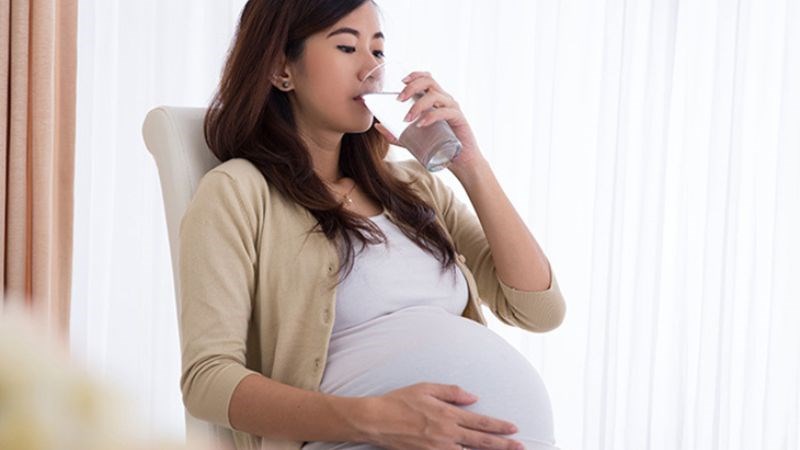 Mẹ bầu nên bổ sung đầy đủ nước mỗi ngày
