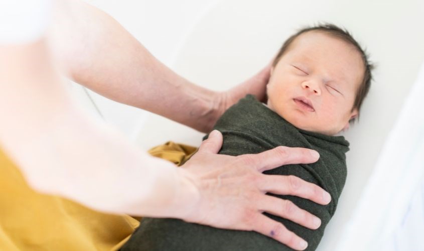 Quấn tã cho trẻ sơ sinh vào mùa đông giúp bé ấm áp và ngủ ngon hơn Quấn tã cho trẻ sơ sinh vào mùa đông giúp bé ấm áp và ngủ ngon hơn