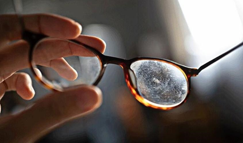 Mắt kính rất dễ bị trầy xước nếu không được bảo quản đúng cách