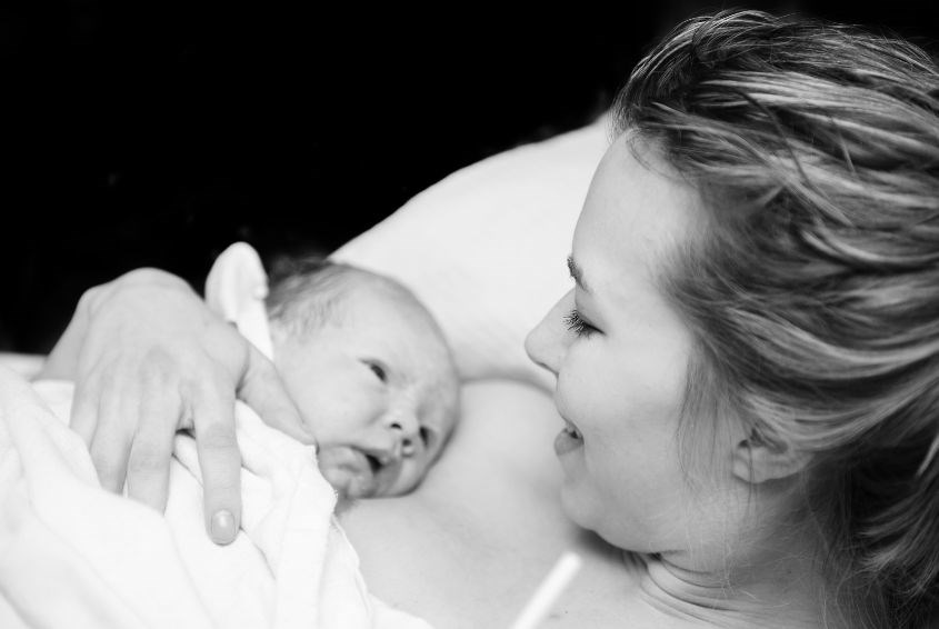 Hãy vận động chân tay nhẹ nhàng, ngồi dậy từ từ để máu được lưu thông khắp cơ thể (Ảnh: Canva)