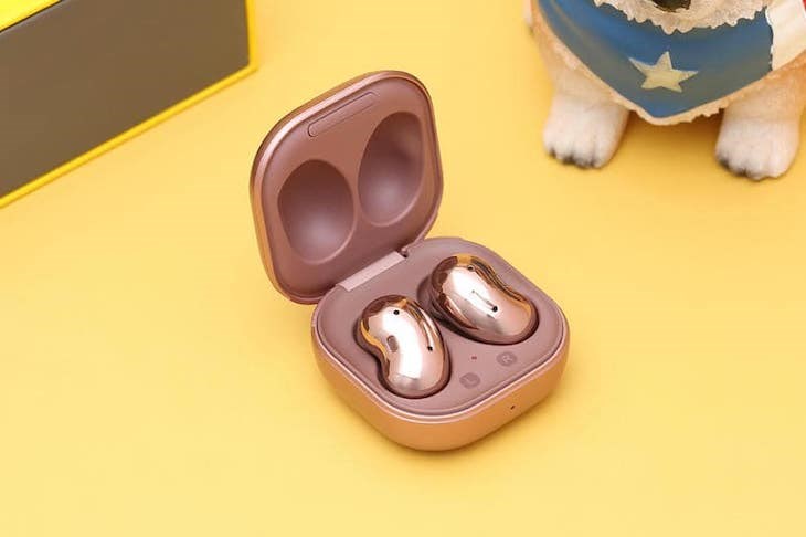 Kết nối Galaxy Buds thông qua hộp sạc vô cùng dễ dàng với các bước sau