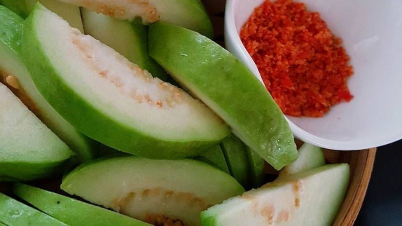 Bạn có thể ăn ổi trực tiếp hoặc chế biến thành nước ép, sinh tố hay salad