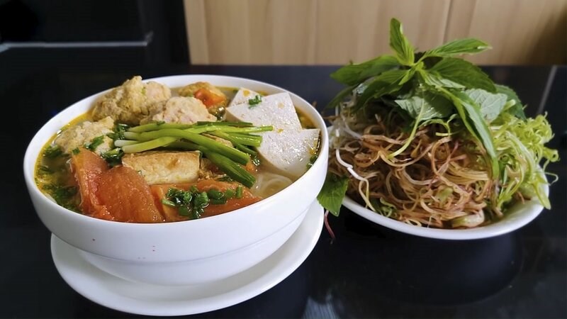 Trung bình 1 tô bún riêu có lượng calo khoảng 530 Kcal