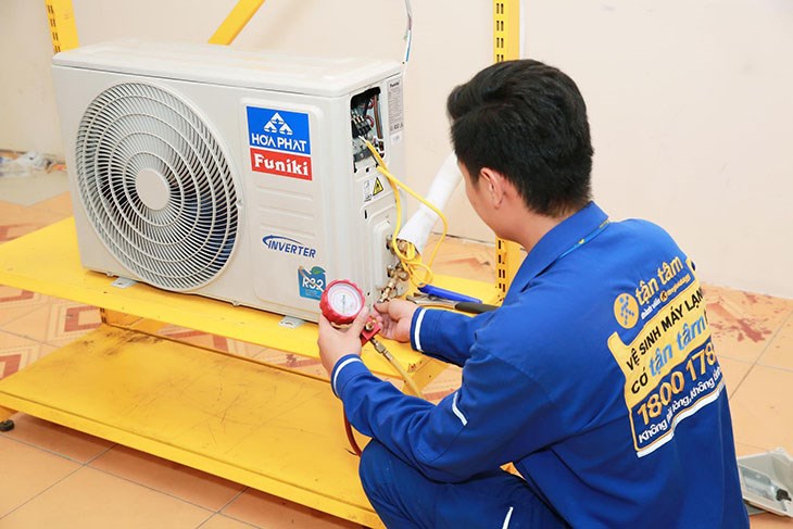 Sử dụng bơm hút chân không trước khi nạp ga R410A cho máy lạnh
