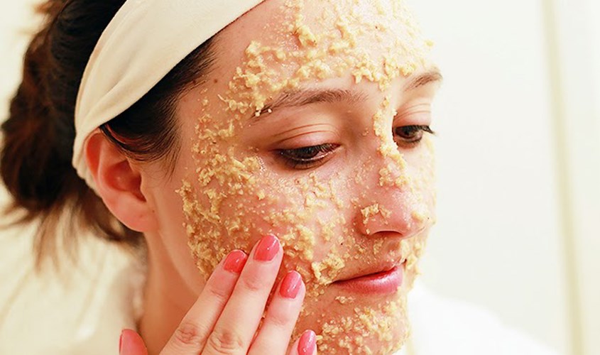 Bạn có thể massage nhẹ nhàng khi đắp mặt nạ để loại bỏ các tế bào chết