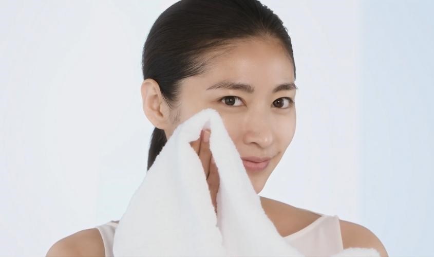 Lau khô nước trên da mặt trước khi bắt đầu các bước dưỡng da tiếp theo Lau khô nước trên da mặt trước khi bắt đầu các bước dưỡng da tiếp theo