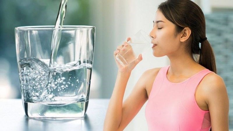 Uống đủ nước hàng ngày giúp duy trì sự đàn hồi và mềm mịn cho da
