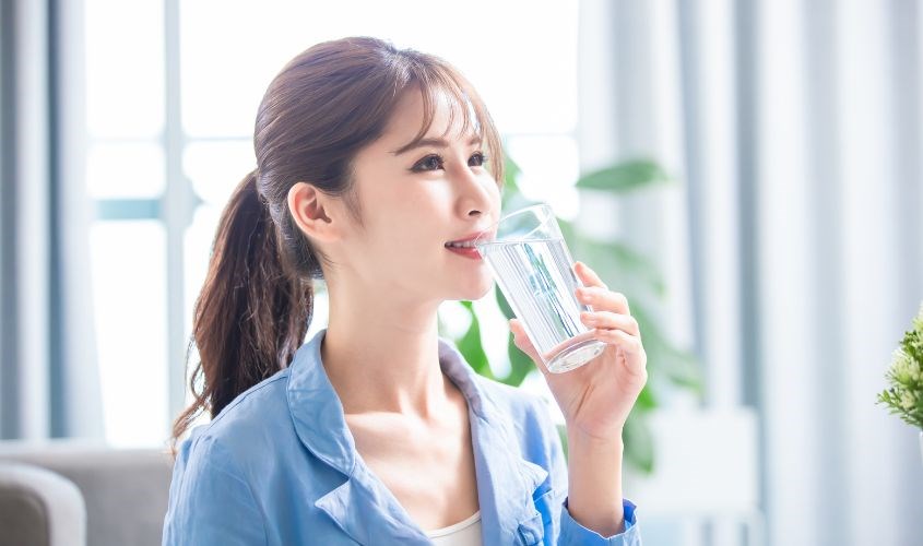 Uống đủ nước mỗi ngày để làm ẩm miệng tránh gây mùi khó chịu