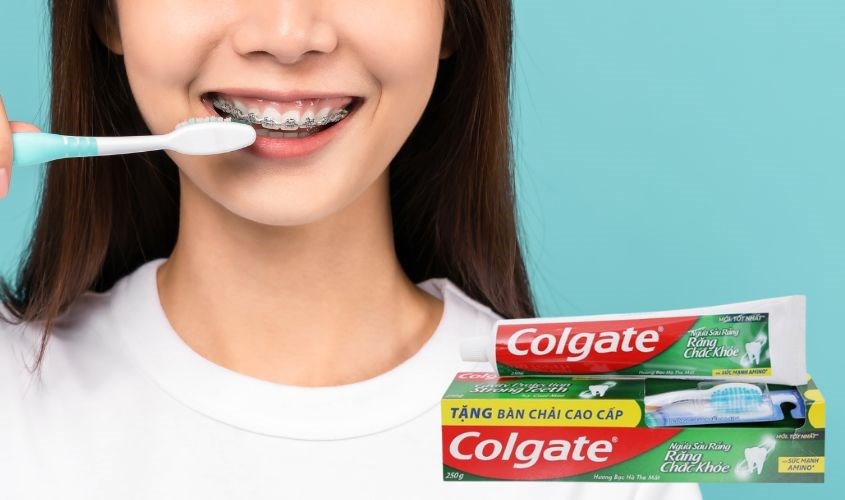 Combo kem đánh răng và bàn chải Colgate ngừa sâu răng chắc khỏe hương bạc hà 250g
