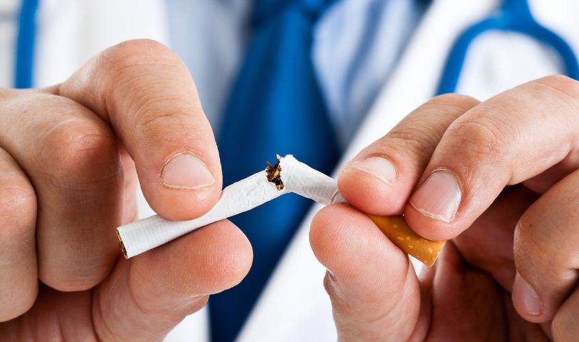 Bỏ hút thuốc lá để cải thiện tình trạng hôi miệng, răng ố vàng