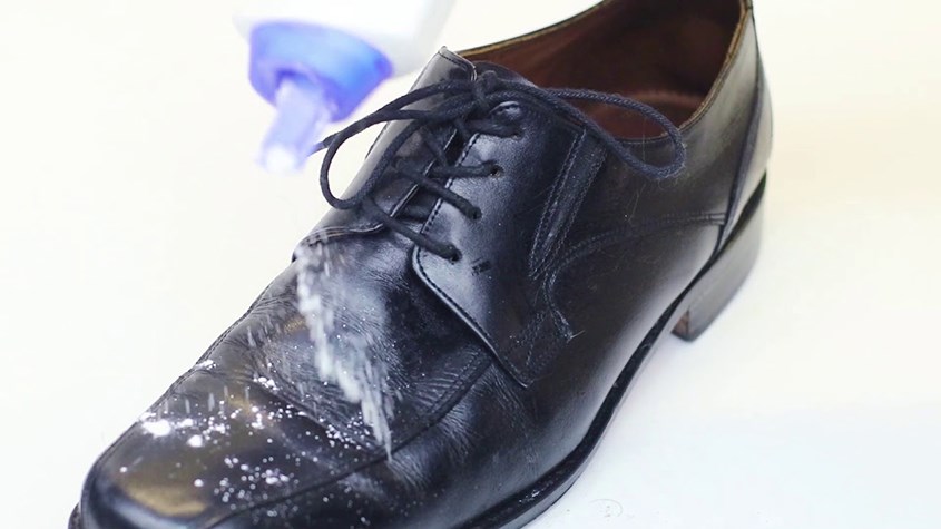 Bạn không cần phải lo lắng về bụi bẩn trên đôi giày yêu thích của mình nữa. Sản phẩm tẩy sơn giày sẽ giúp bạn loại bỏ sơn, bụi bẩn một cách đơn giản và nhanh chóng! Hãy xem hình ảnh để biết cách sử dụng sản phẩm này.