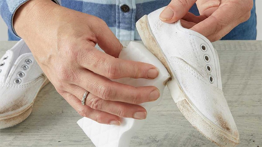 Bạn có một đôi giày mà không muốn nó bị hư hỏng chỉ vì sơn móng tay bám trên đó? Đừng lo lắng! Hãy tìm hiểu về sản phẩm tẩy sơn giày để làm sạch giày của bạn một cách an toàn và hiệu quả. Hình ảnh sẽ chỉ cho bạn cách làm và giúp bạn giải quyết vấn đề một cách đơn giản.