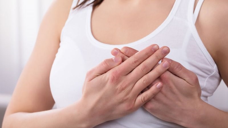 Vú tiết dịch màu trắng sữa dù không mang thai hay cho con bú Vú tiết dịch màu trắng sữa dù không mang thai hay cho con bú