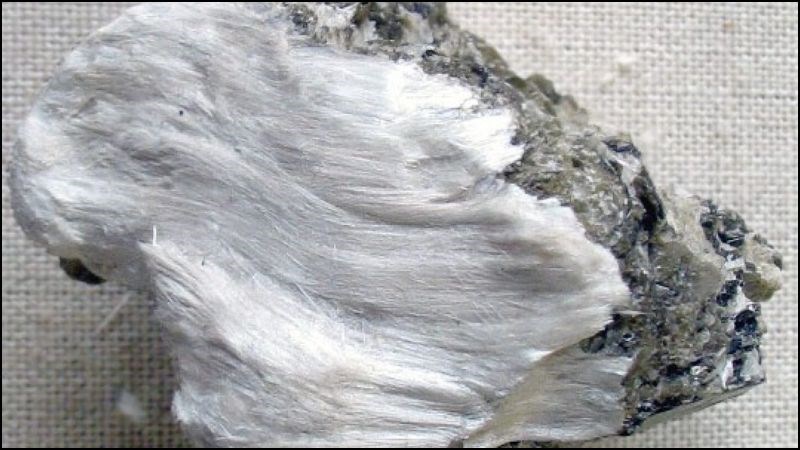 Nếu hít phải amiăng, sợi khoáng này có thể kẹt lại trong phổi