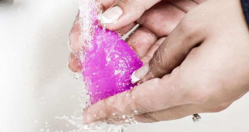 Rửa sạch cốc nguyệt san khi dùng