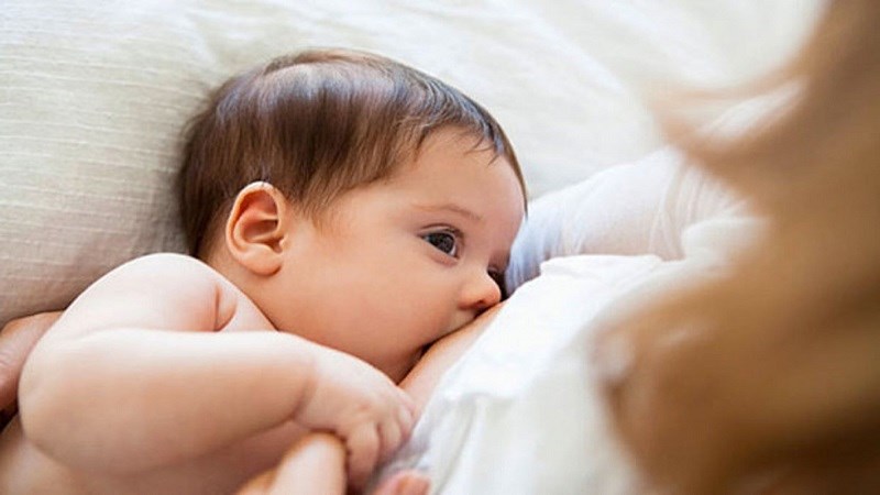 Cho trẻ bú ít nhất 15 phút ở mỗi bên vú