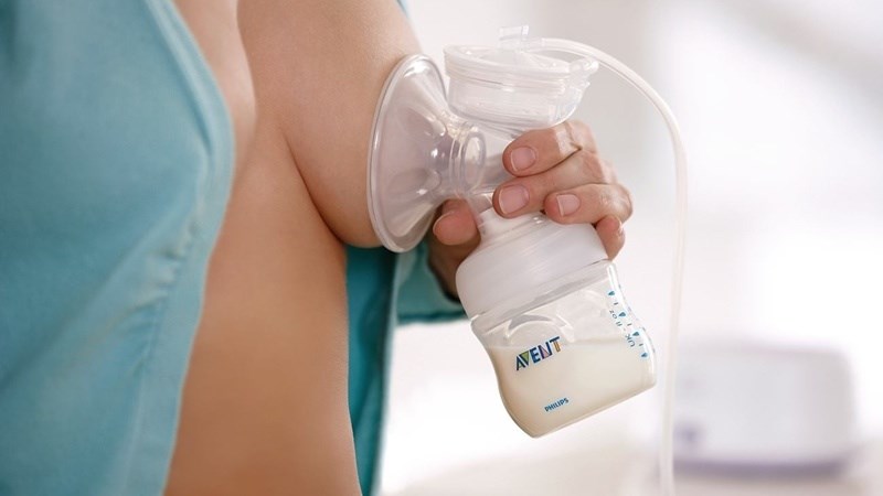 Sử dụng máy vắt sữa là một trong những biện pháp kích sữa cho mẹ bị ít sữa, mất sữa sau sinh