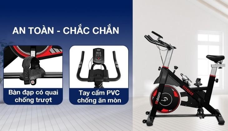 Xe đạp tập thể dục Makano được trang bị bàn đạp chống trượt cùng tay cầm vừa vặn giúp người dùng tập luyện an toàn và hiệu quả