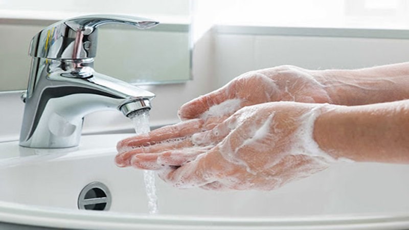 Hãy rửa tay thật sạch để tạo lớp mặt nạ sạch sẽ, không gây khó chịu