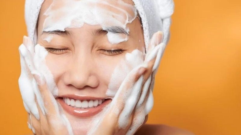 Không cần thiết phải rửa mặt lại bằng sữa rửa mặt sau khi loại đắp mặt nạ