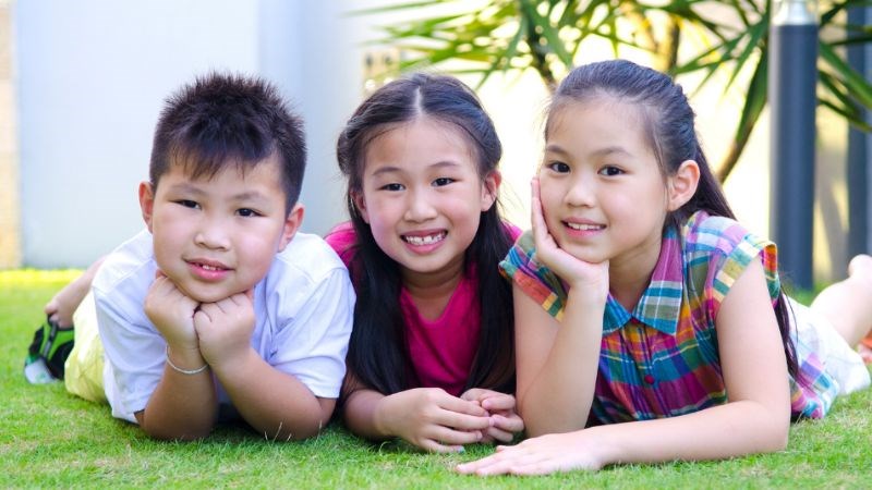 Gia đình nên trò chuyện, lắng nghe và mở rộng kết nối trẻ với bạn bè cùng trang lứa. 