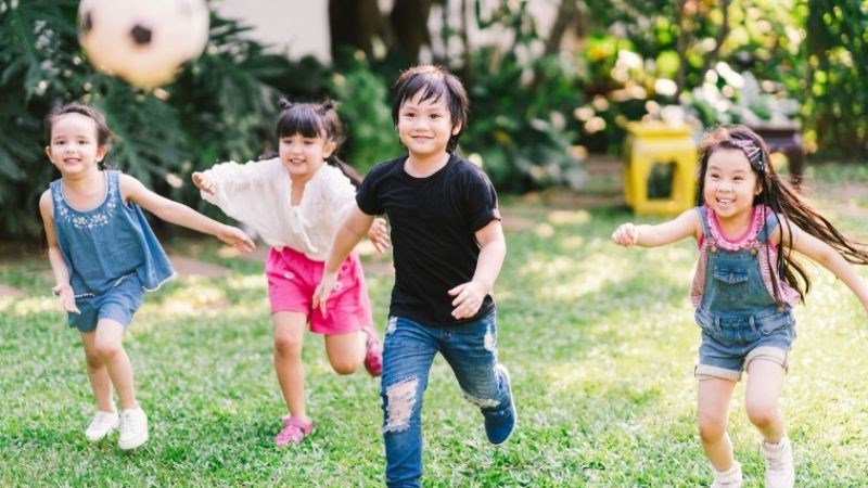 Cho trẻ tham gia các hoạt động ngoại khoá để vui chơi, phát triển và giao lưu với mọi người. 