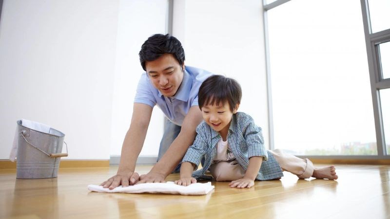 Bố mẹ có thể khuyến khích bé cùng làm việc nhà.