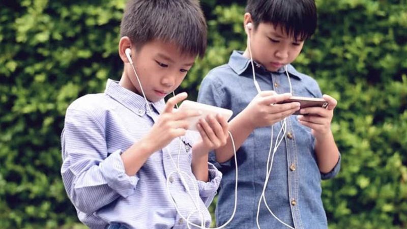 Nếu trẻ có dấu hiệu nghiện game, cần đưa trẻ đến bác sĩ điều trị kịp thời.